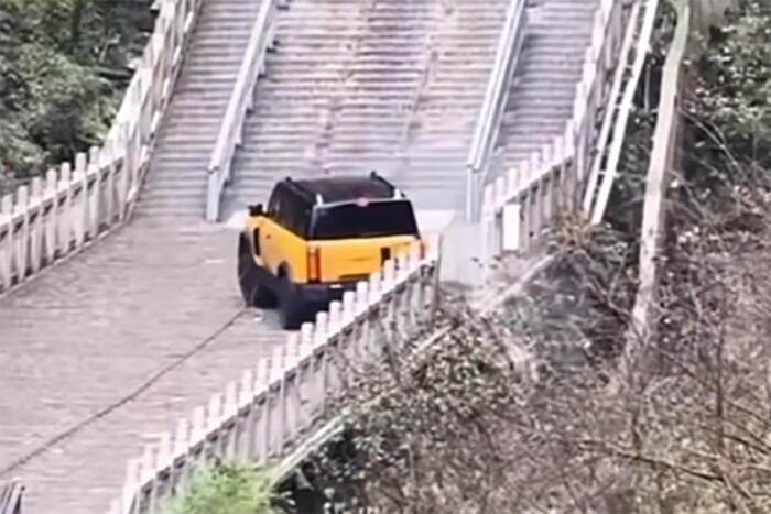 A Range Rover legendás trükkjét másolták a kínaiak, de csúnyán befürödtek