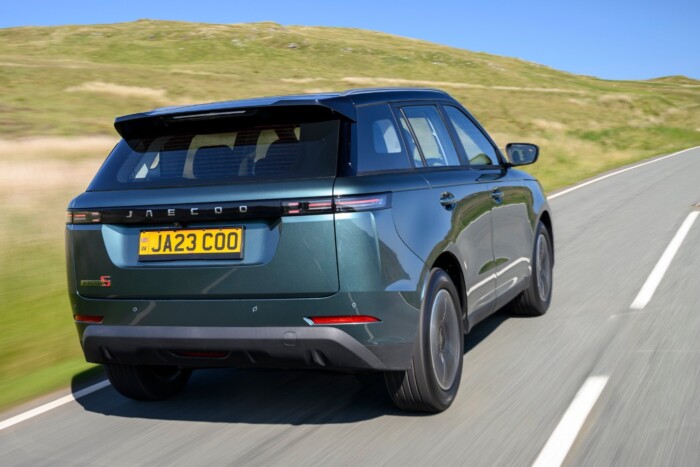 1598 köbcentis és 147 lóerős a négyhengeres benzines. A nyomatékcsúcs 1750-2750 között 275 newtonméter