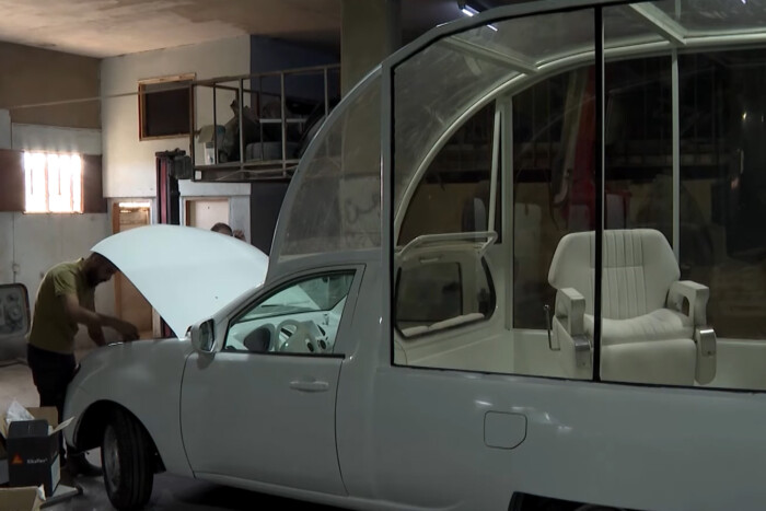 Na ilyet még nem készítettek pápamobilból