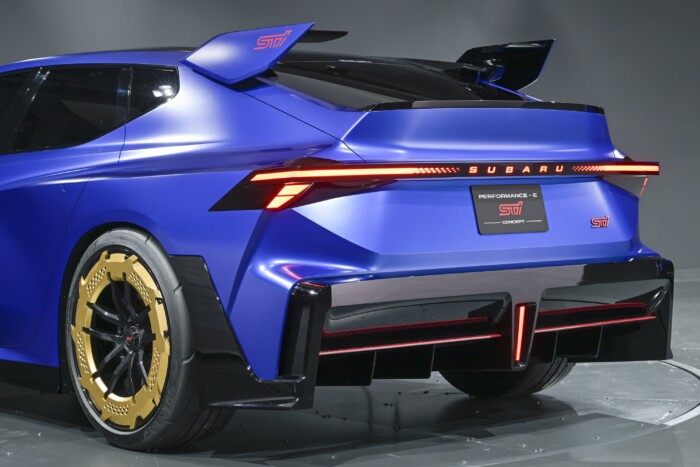 Benzines és villanymotorral térhet vissza a sportautó-legenda