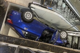 Erre nem lehet felkészülni: plázába hajtott egy autó