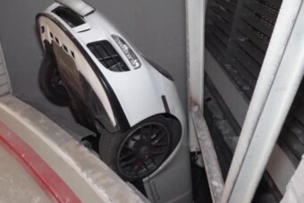 Falat tört a 90 éves sofőr, aknába zuhant a Porschével