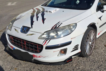 Belobban az agyad ettől a hazai, tuningolt Peugeot-tól, poroltó legyen kéznél