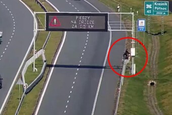 Még szundizni is lehevert a gyorsforgalmi úton tekerő bringás