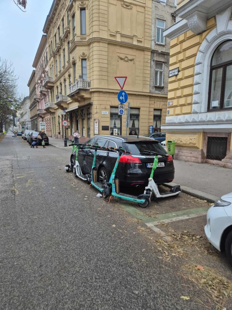 Tilosban parkolt, rollerekkel álltak bosszút a pestiek 1 | Vezess Tilosban parkolt, rollerekkel álltak bosszút a pestiek 1