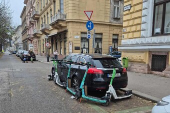 Tilosban parkolt, rollerekkel álltak bosszút a pestiek