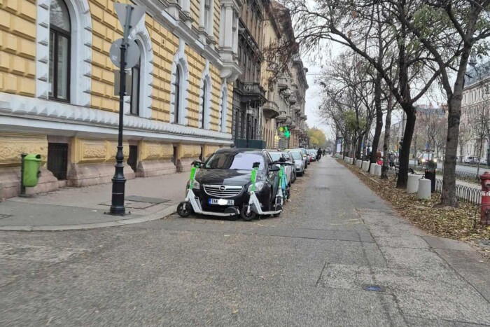 Tilosban parkolt, rollerekkel álltak bosszút a pestiek 2 | Vezess Tilosban parkolt, rollerekkel álltak bosszút a pestiek 2