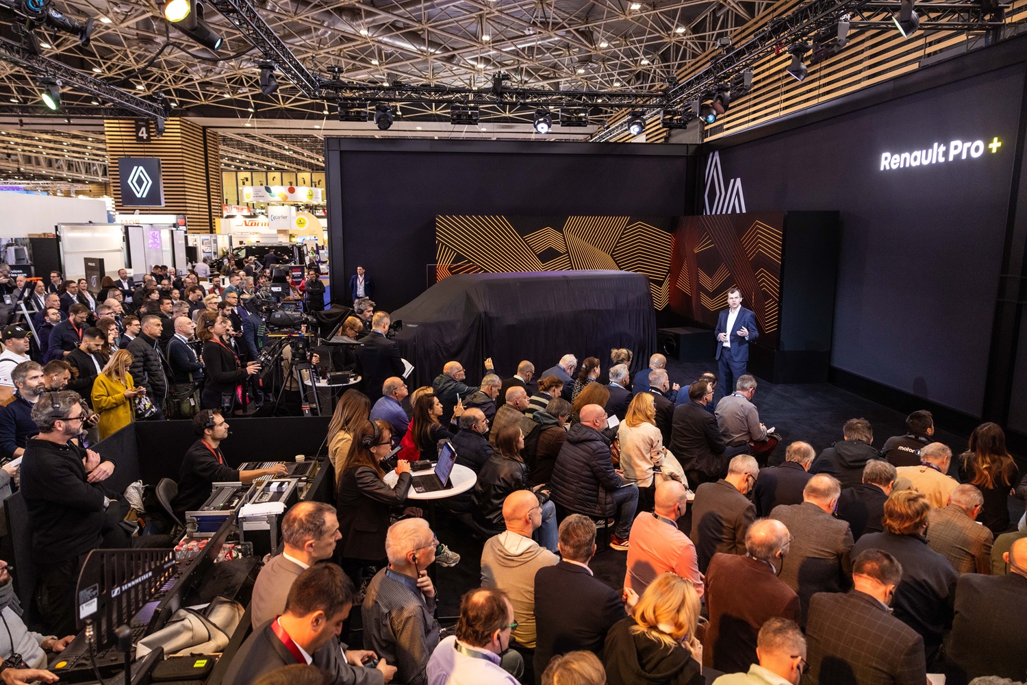 renault-solutrans-mardi-18nov-wlad-simitch-fisheye-manufacture-4 | Vezess | Vezess