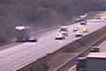 Egy pillanat elég volt, és már pörögtek is a roncsok az M7-esen