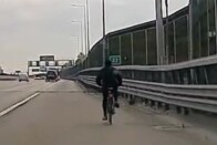 A rendőrök álla is leesett, amikor benéztek a gyorshajtó teherautó alá 1