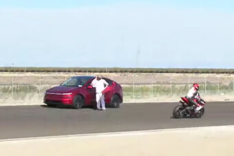 Eltévedt az autós, élő versenypályán kötött ki