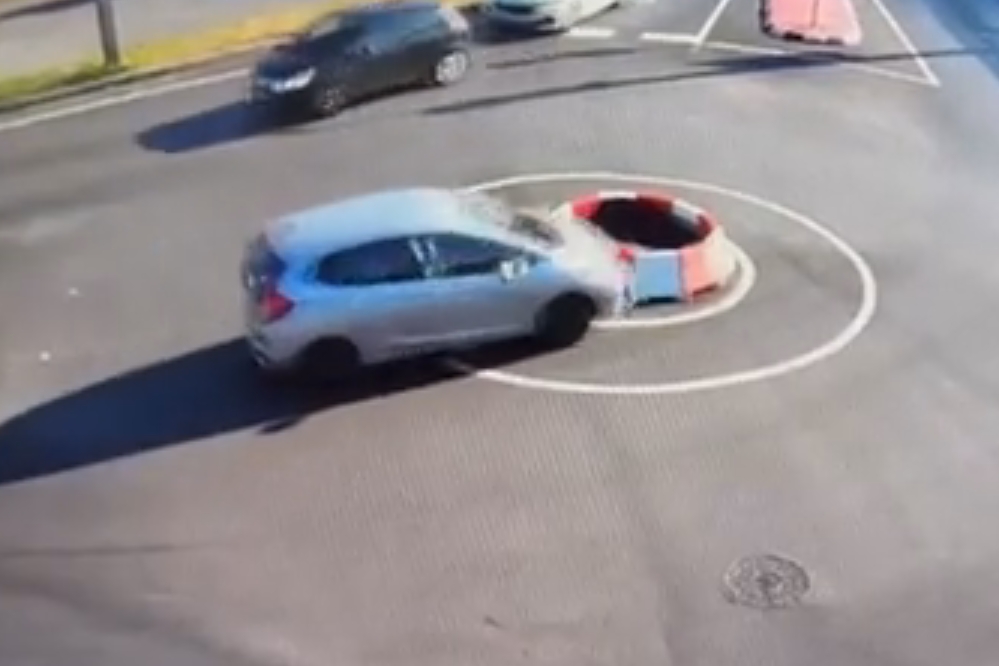 Már megint letarolták az új solymári körforgalmat