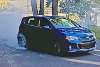 Boltba járós apróságból épített üvöltő szörnyeteget egy eszement amerikai