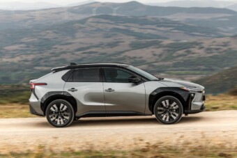 Nem megújult, újjászületett a Toyota villanyautója