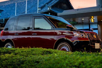 Nem éppen tipikus verdából készült esküvői autó