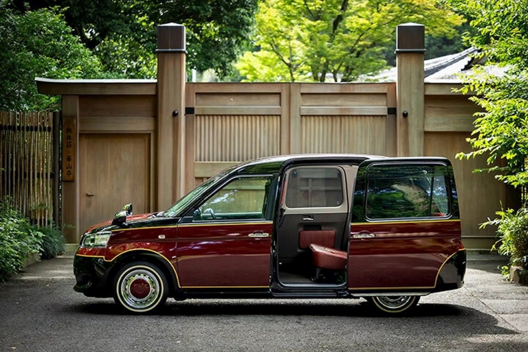 toyota-jpn-taxi-for-weddings_8 | Vezess | Vezess