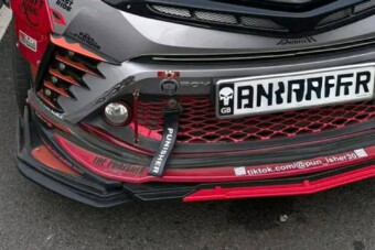 Felismered ezt a szanaszét „tuningolt” autót anélkül, hogy megnéznéd a márkajelet?