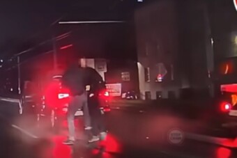 Lement a roló két autósnál, videón a látványos bunyójuk