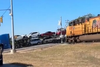 Autókkal megrakva ragadt síneken egy kamion, a vonat már nem tudott fékezni