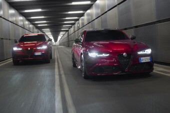 Vérvörös autókkal ünnepel a legsportosabb Alfa Romeo