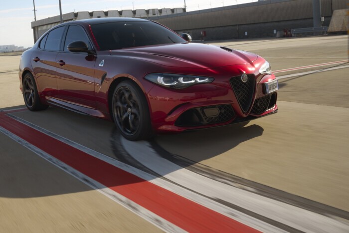 Vérvörös autókkal ünnepel a legsportosabb Alfa Romeo 6