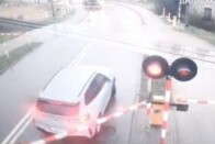 Két vonat is letarolta az átjáróban rekedt autót 6