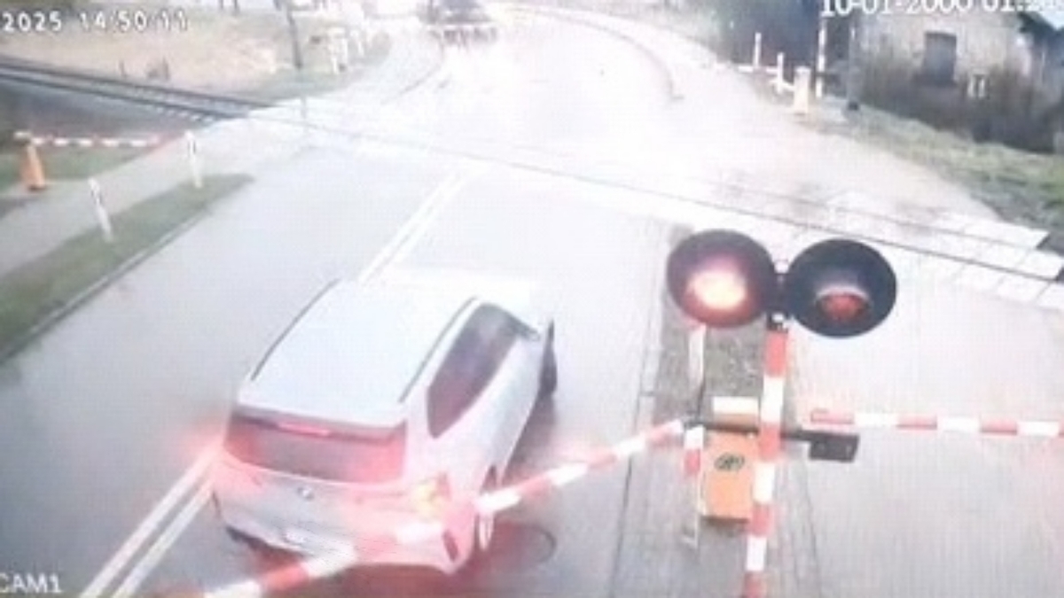 Helyesen döntött a sínekre szorult autós, mégis 330 ezres büntetést kapott 1