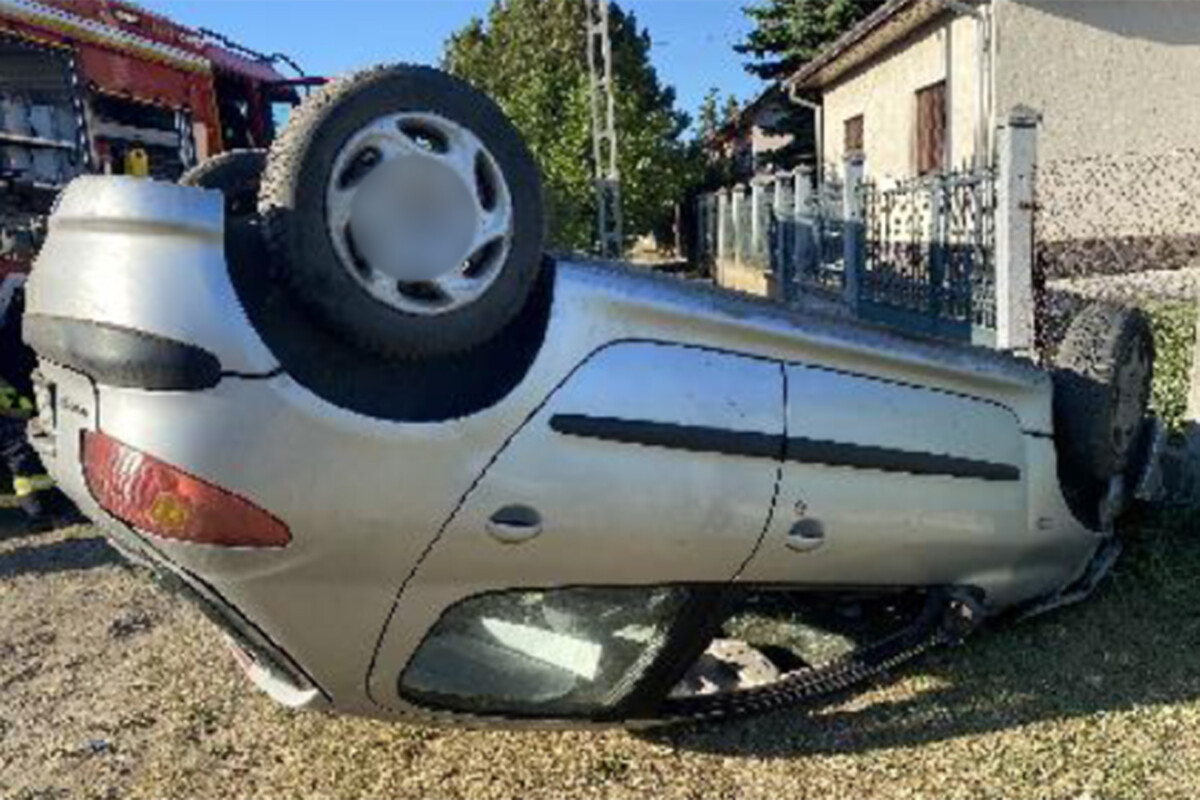 Részegen vezetett, feleségével az autóban borult fel és csapódott egy kerítésnek