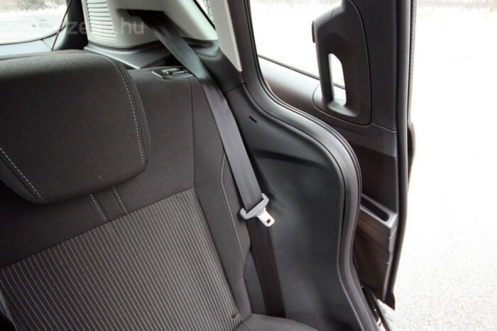 Magyar családok kedvenc használt autója lehetne ez a trükkös Ford 8 | Vezess Magyar családok kedvenc használt autója lehetne ez a trükkös Ford 8