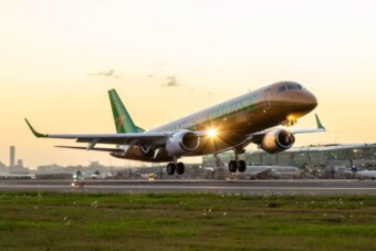 Aranyszínű repülőt kapott a versenyzőlegenda