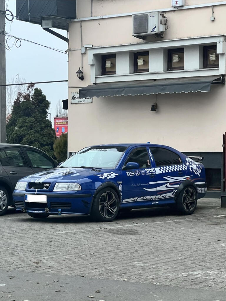 Ez a magyar skodás megvette az összes matricát a Temuról, bár ne tette volna 1 | Vezess Ez a magyar skodás megvette az összes matricát a Temuról, bár ne tette volna 1