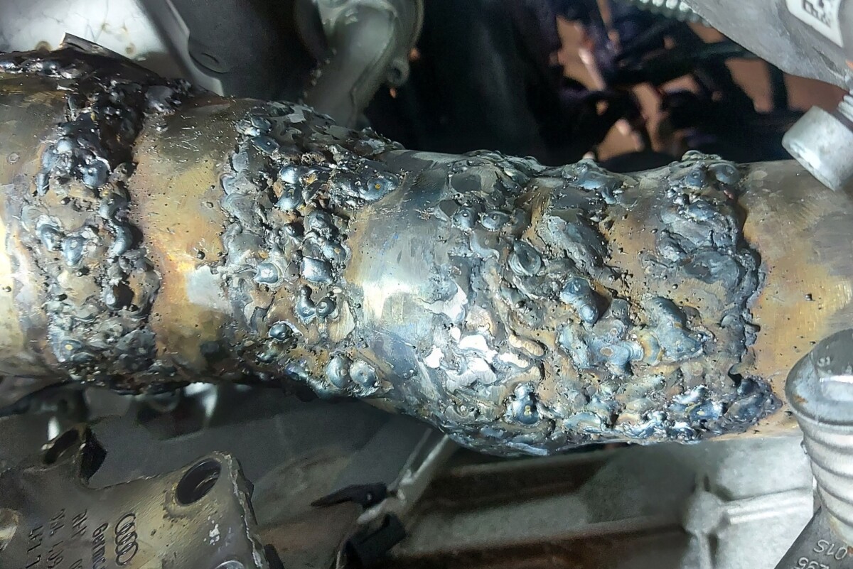 A tákolás hegesztett szobrát fotózták egy magyar autó alatt