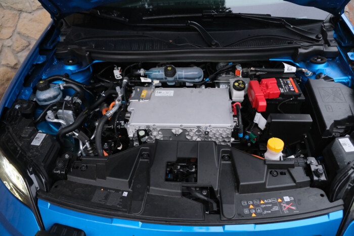 A magyar utak barátja ez a francia autó 15