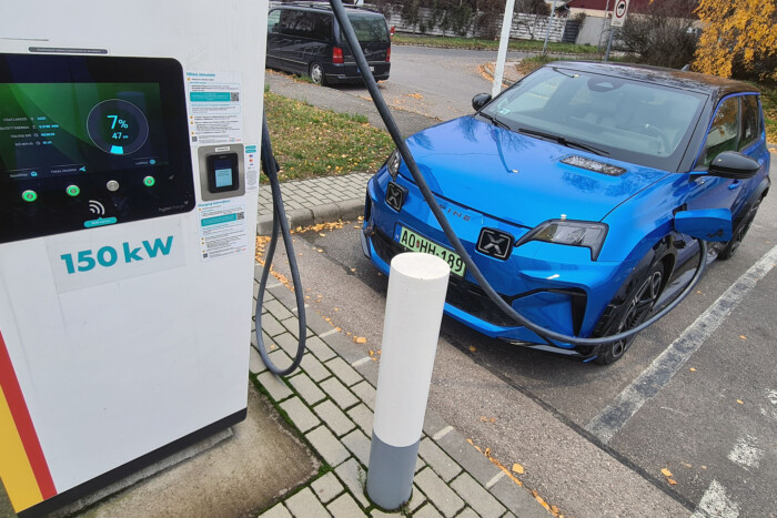 A magyar utak barátja ez a francia autó 22