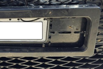 Trükkös rendszámmal próbált túljárni a rendőrök eszén, egy másik autós buktatta le