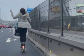 Botrányos, mit művelt egy rolleres az autópályán