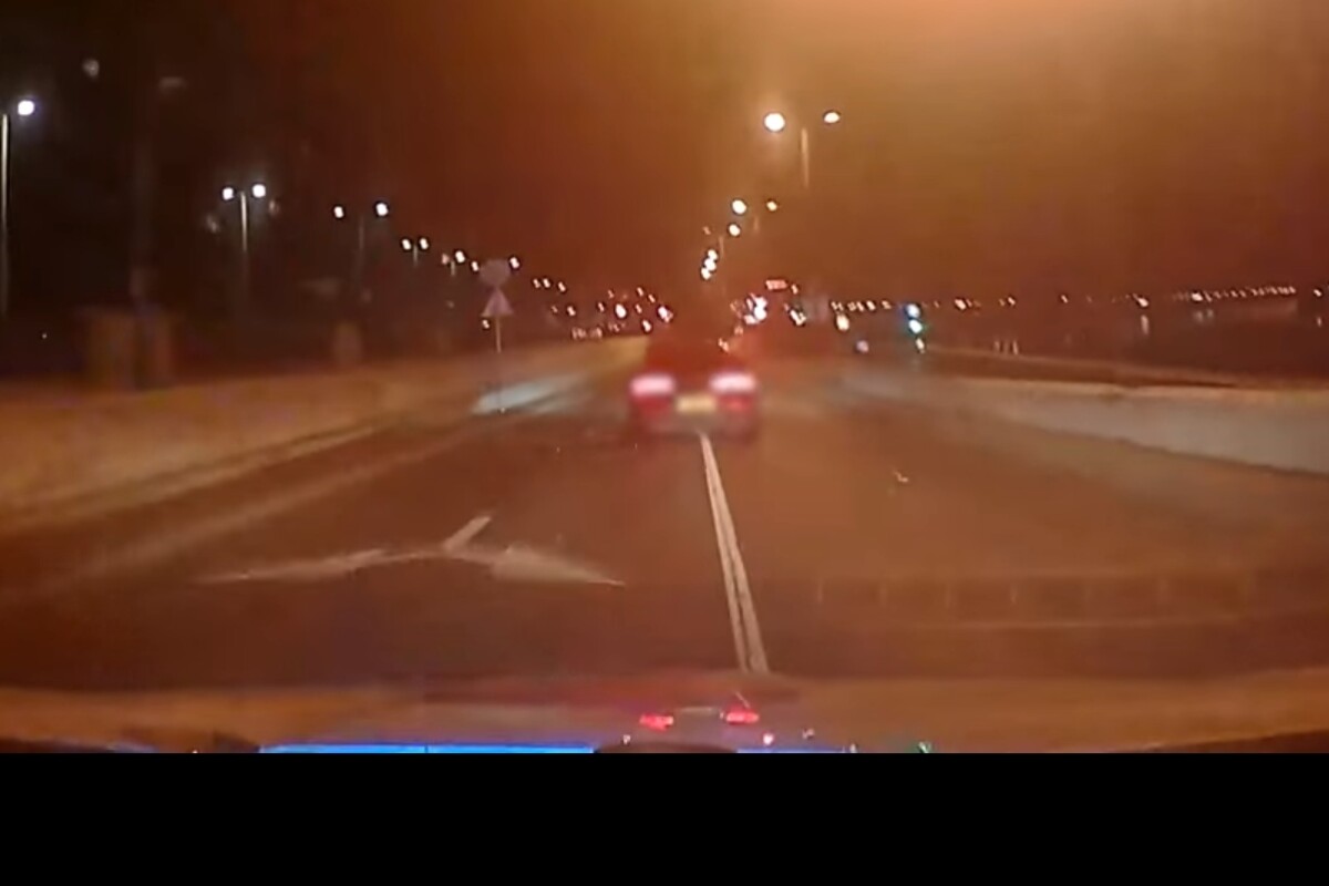 Durva hajsza volt Budapesten, így kergettek egy mercist a rendőrök