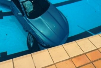 A fék helyett a gázra lépett, a medencében csobbant az autójával