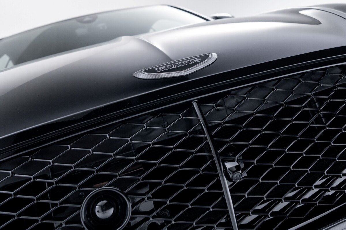 Itt a 900 lóerős luxus-benzinfaló, ami elől sikítva menekülhetünk