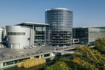 Itt a vége, leáll a termeléssel a leglátványosabb autógyár