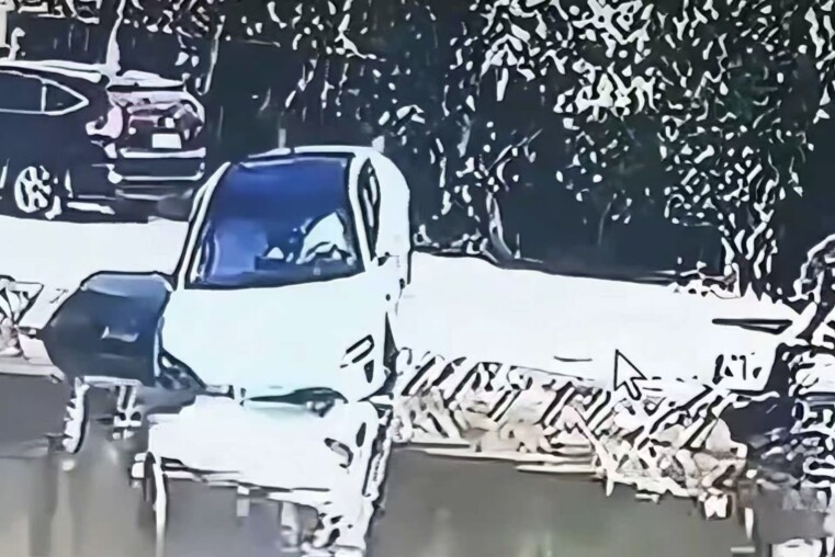 Hagyta magától parkolni az autóját, baj lett belőle