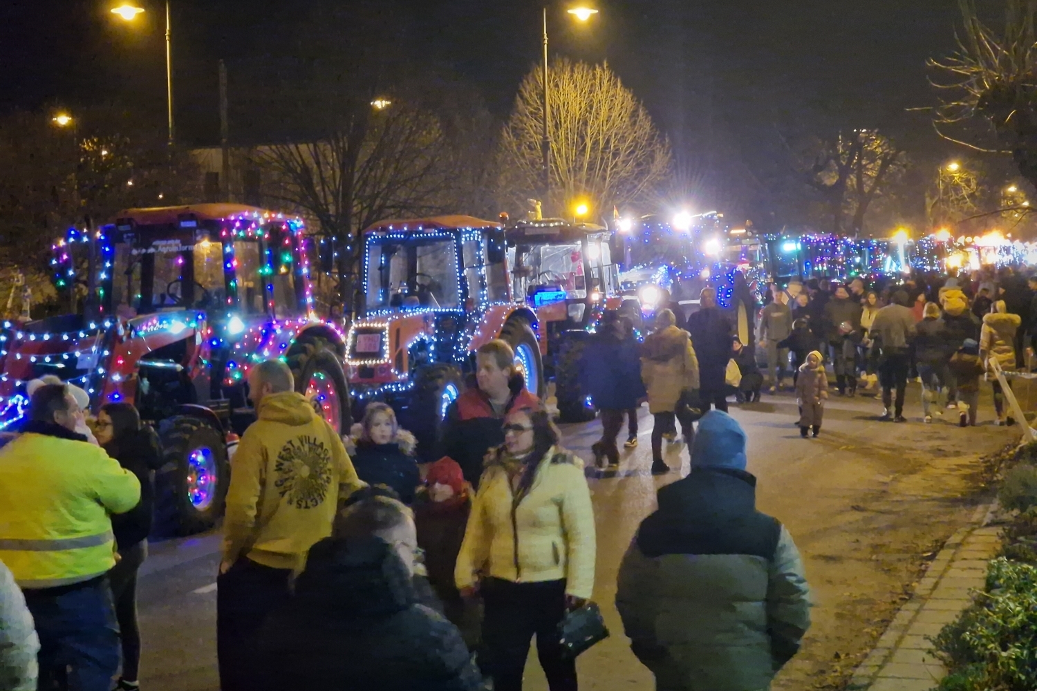 fenytraktor-felvonulas-nagykoros-2025-24 | Vezess | Vezess