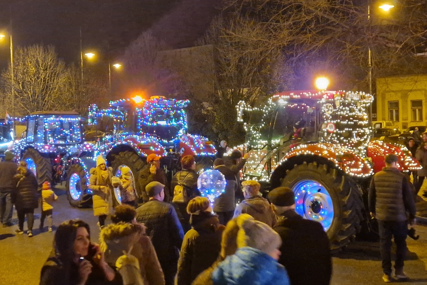 fenytraktor-felvonulas-nagykoros-2025-29 | Vezess | Vezess