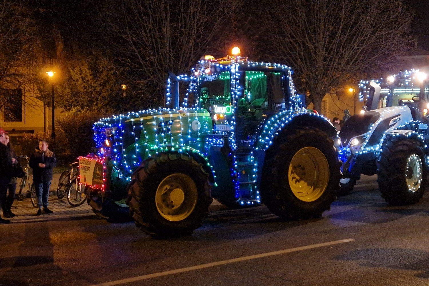 fenytraktor-felvonulas-nagykoros-2025-30 | Vezess | Vezess