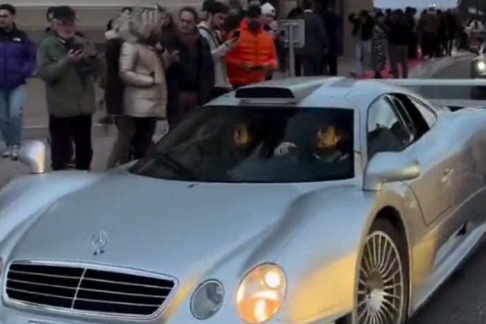 A világ egyik legdrágább Mercedesével villantott Alonso