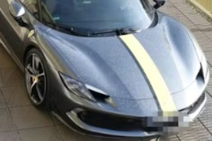 Nem tudta hová tenni a Ferrariját, végül a teraszon parkolt le vele