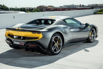 A bécsi városvezetés beintett a férfinak, aki erkélyre parkolta Ferrariját