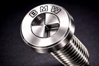 Vége az otthoni bütykölésnek? A BMW ötletétől a szerelők a falnak mennek