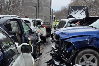 45 jármű ütközött, a hatóságok még nem láttak ekkorát