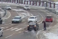 A körforgalmon, majd másik két autó fölött is átrepült egy autó Nagyváradon 1 A körforgalmon, majd másik két autó fölött is átrepült egy autó Nagyváradon 1